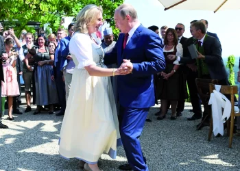 Ex-ministra da Áustria que dançou com Putin vai mudar-se para a Rússia e leva póneis