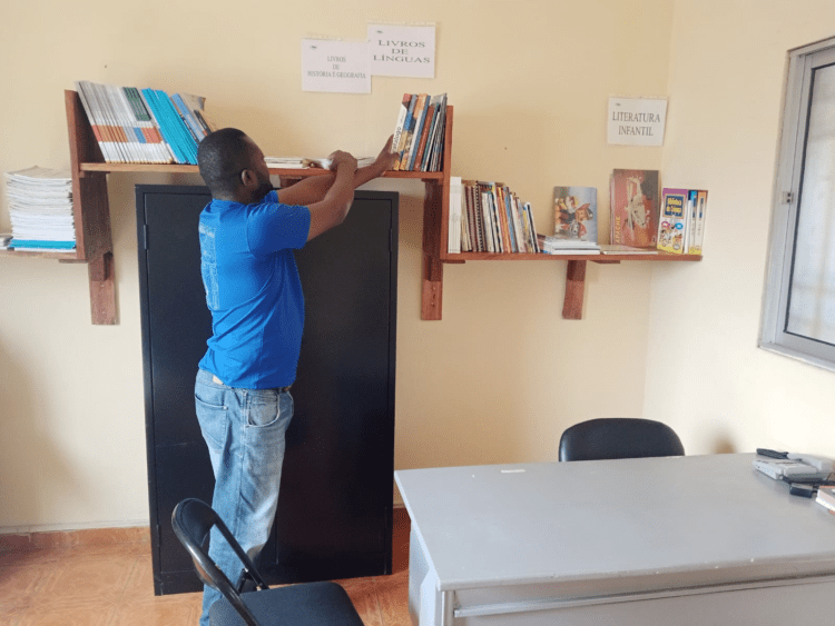 Biblioteca comunitária contribui para formação literária dos jovens nas comunidades de Viana