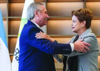 Argentina formaliza processo de adesão ao banco do BRICS após reunião com Dilma