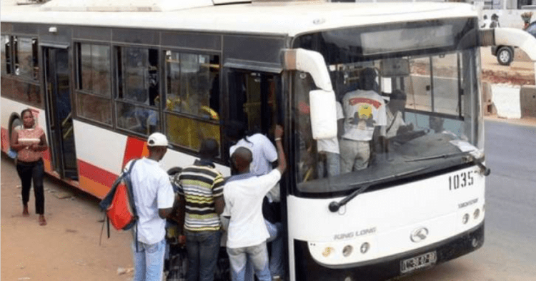 Mais de 4 mil estudantes começam a receber passes de transporte