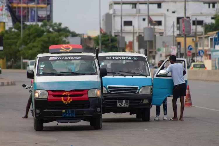 Taxistas da Huíla oferecem serviço gratuito na Quinta-feira