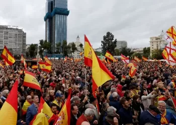 Milhares manifestam-se em Madrid contra aministia para separatistas catalães