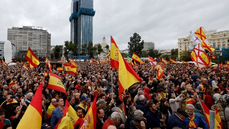Milhares manifestam-se em Madrid contra aministia para separatistas catalães
