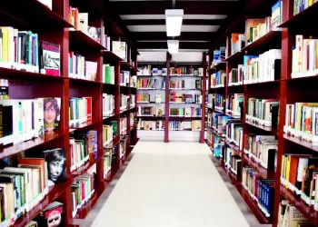 Biblioteca particular massifica literatura em Viana