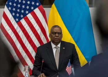 Secretário norte-americano da Defesa faz visita surpresa a Kiev