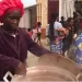 Habitantes de Cassoneca contemplados com refeições diárias da construtora Carmon