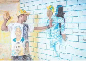 Omar Capingala: O jovem ‘lapidado’ que conquista Angola com a arte criativa