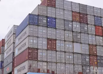 Exportações caem mais de 32% mas mantém-se saldo superavitário