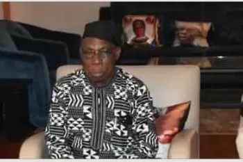 Ex-Presidente da Nigéria entre os presentes na Bienal de Luanda
