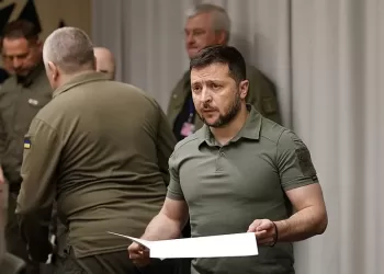 Zelensky diz que comandantes devem ficar fora da política e alerta para desobediência de soldados