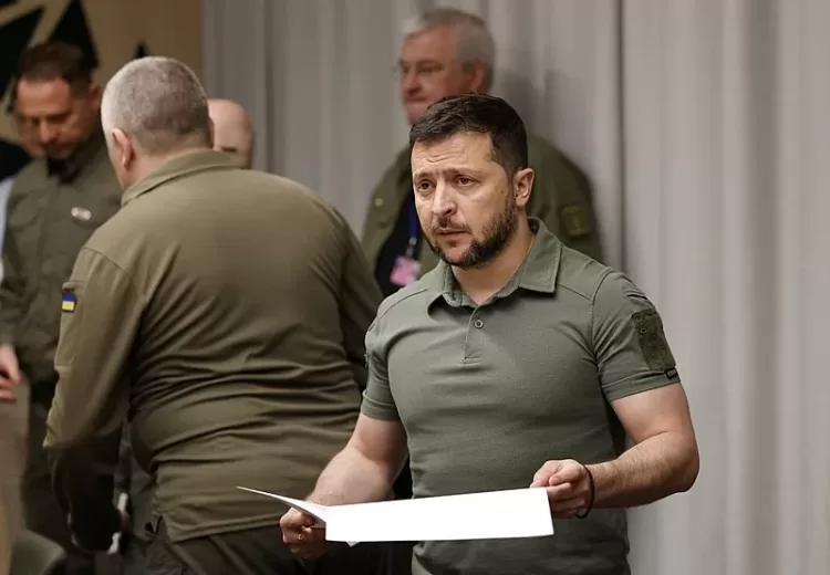 Zelensky diz que comandantes devem ficar fora da política e alerta para desobediência de soldados