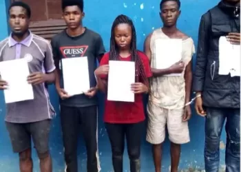 Jovem condenada a 21 anos de prisão por encomendar a morte da rival