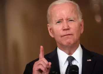 Pesquisa dos EUA diz que aprovação de Biden cai para 40% e regista recorde negativo