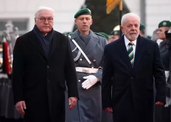 Presidente brasileiro recebido com honras militares pelo chefe de Estado alemão