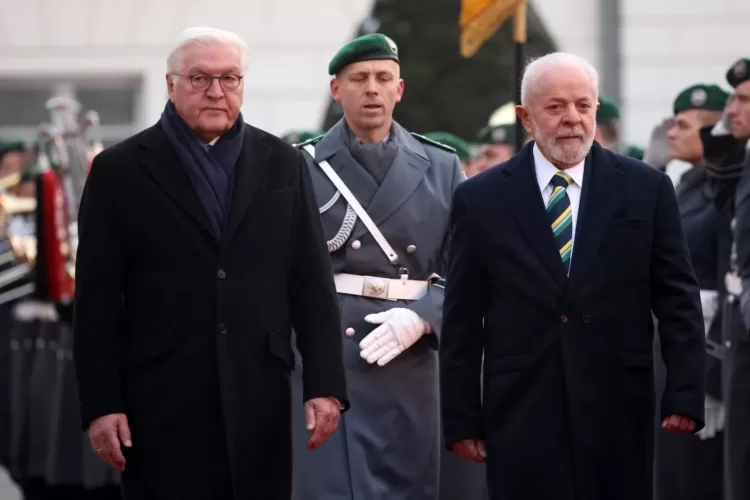 Presidente brasileiro recebido com honras militares pelo chefe de Estado alemão
