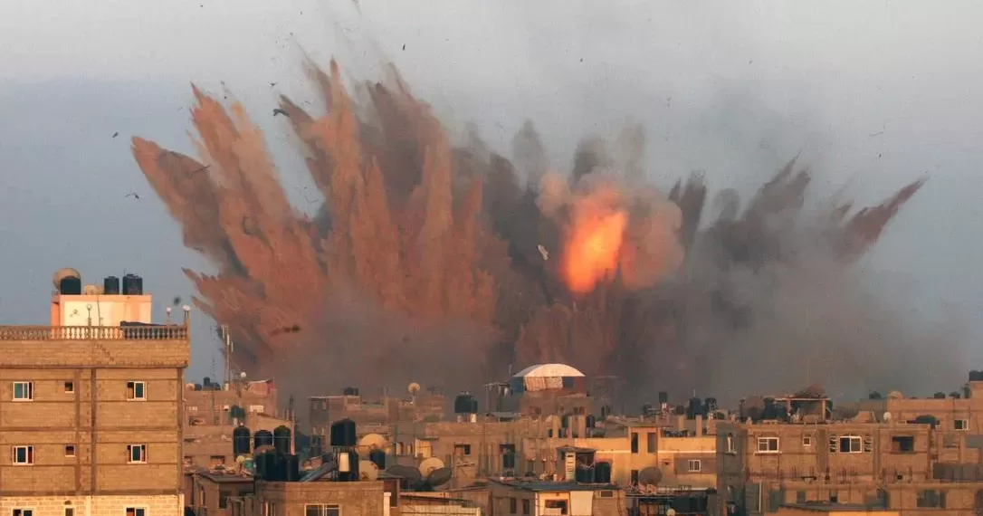Israel bombardeia Gaza, Houthis prometem mais ataques no Mar Vermelho