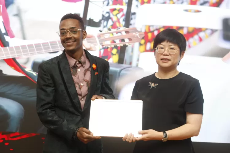 Adilson Oliveira conquista concurso “ChinAnGood” com fotografia que ilustra a cultura angolana