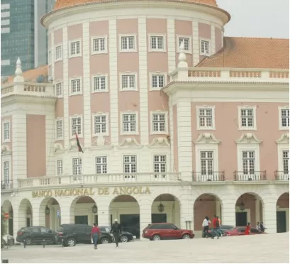 BNA obriga bancos a devolverem 330 milhões Kz a clientes