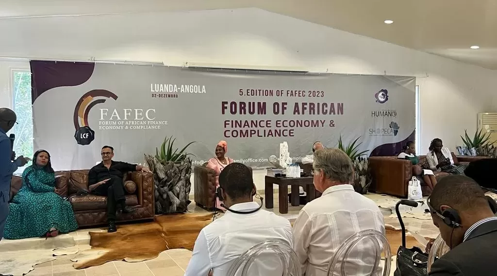 Aberta academia de ensino de compliance e capital financeiro