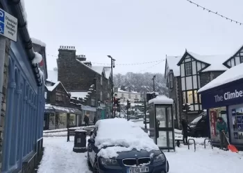 Nevão na Inglaterra causa estragos nas estradas e corta electricidade