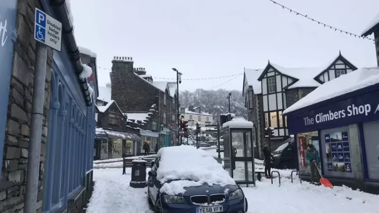 Nevão na Inglaterra causa estragos nas estradas e corta electricidade