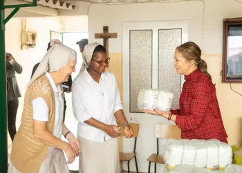 Lar que acolhe mais 60 idosos carentes no Lobito agraciado com bens alimentares