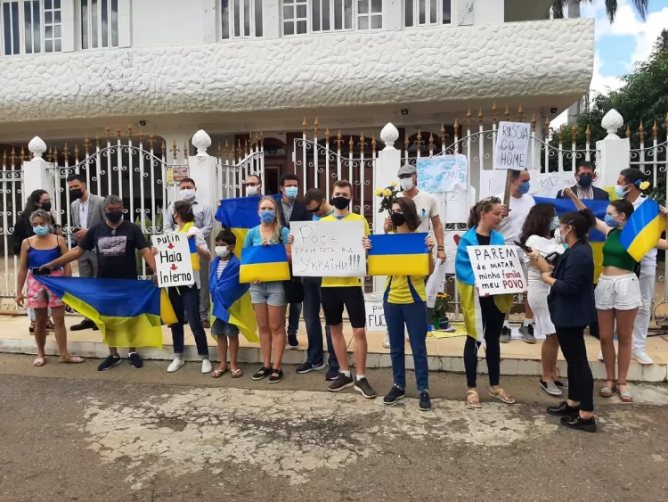 Manifestação de ucranianos frente a embaixada da Federação russa pede fim do imperialismo russo