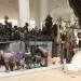 Artesãos desesperados lutam por clientes no mercado do Benfica
