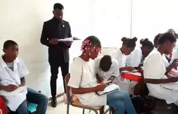 Carta do leitor: Escolas do Zango 8 mil sem carteiras