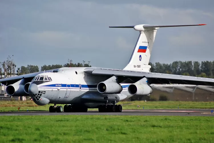 Avião russo IL-76, que transportava 65 prisioneiros ucranianos, cai na região de Belgorod