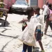 Negócio de pesagem atrai crianças a riscos de vida