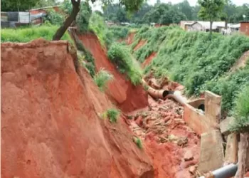 Mais de 100 ravinas perigam Infra-estruturas em Malanje