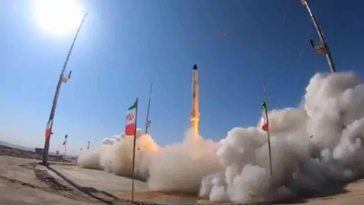 Irão lança três satélites que podem ser usados para fins militares