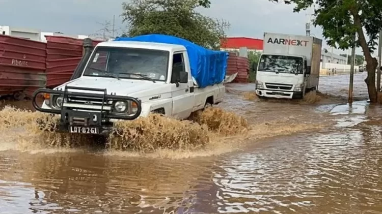 Chuva deixa parte das vias de Luanda intransitáveis