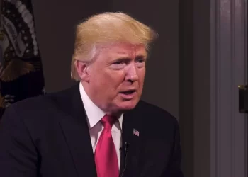 Trump ‘troca’ Melania por Mercedes e já há boatos de demência