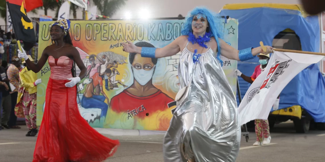 Turistas festejam Carnaval de Luanda com euforia