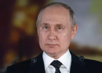 Jornalista Tucker Carlson anuncia entrevista a Putin, em Moscovo