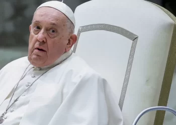 Papa denuncia hipocrisia para quem critica bênçãos a casais homossexuais