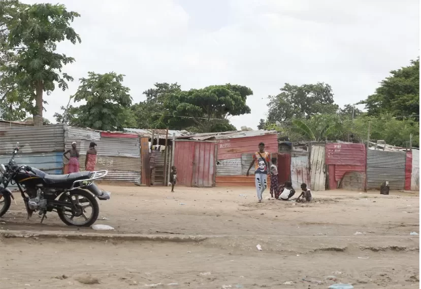 Prazo de entrega das novas casas gera apreensão aos moradores dos bate-chapas do Zango