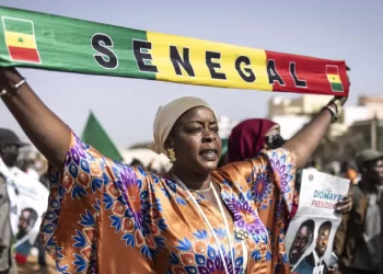 Centenas de manifestantes exigem eleições presidenciais no Senegal, em Abril