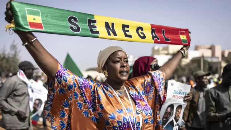 Centenas de manifestantes exigem eleições presidenciais no Senegal, em Abril