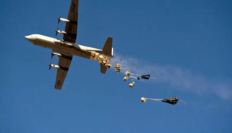 Aviões dos EUA lançam de paraquedas cerca de 38 mil refeições sobre Gaza