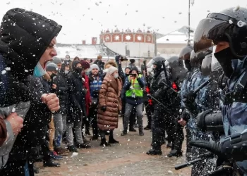 Participação nas eleições aumenta na hora marcada do protesto anti-Putin
