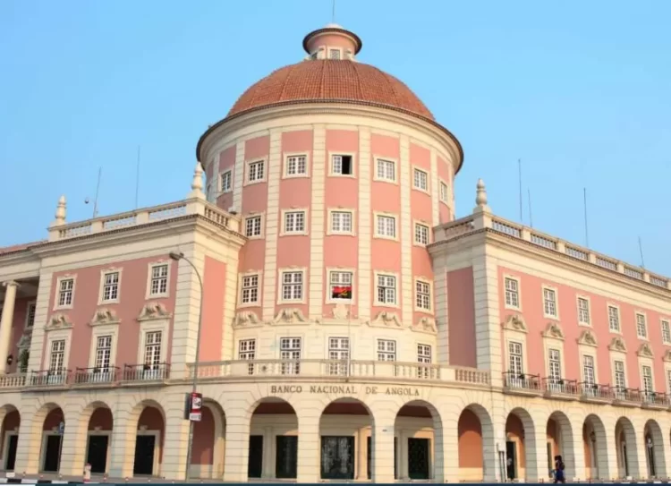 Angola consegue pagar dívida sem precisar financiamento externo até 2027