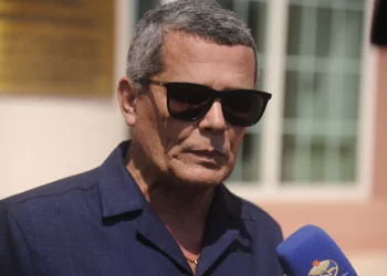Ministro Rui Falcão entrega bandeira nacional à missão angolana