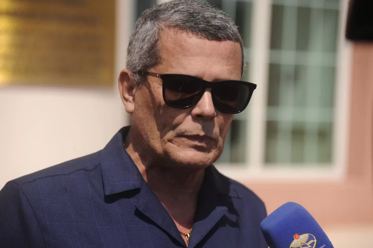 Ministro Rui Falcão entrega bandeira nacional à missão angolana