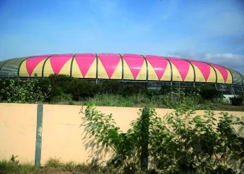 O matagal, a escuridão e a insegurança à volta do Estádio 11 de Novembro