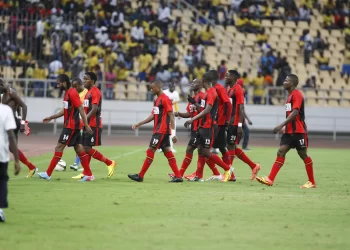 Militares escorregam no estádio dos Coqueiros