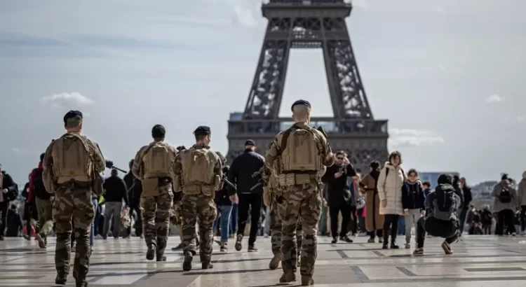 França quer aumentar a produção de armamento e ajudar a Ucrânia
