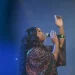 Edmázia Mayembe encanta fãs no CCB